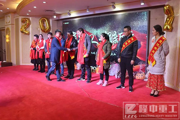 董事長白友斌及總經(jīng)理白利明先生對隆中y秀員工進(jìn)行表彰